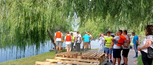 Competiție inedită pe lac, în Craiova. Mai mulți elevi s-au întrecut cu plute făcute din PET-uri