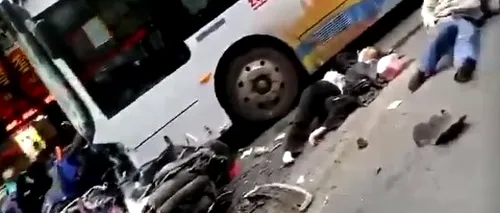 Un chinez DETURNEAZĂ UN AUTOBUZ și lovește pietonii de pe trotuar