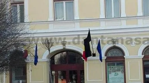 Steagul negru de DOLIU, arborat la Primăria Sfântu Gheorghe de ziua Unirii Principatelor Române
