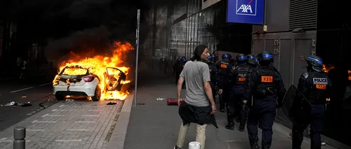 Protestatarii incendiază mașini la Nanterre. Macron trimite 40 mii de polițiști în stradă