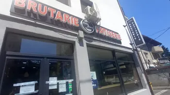 ANPC a găsit pizza, covrigi, chifle, covridog, pregătite în tăvi ruginite, murdare, printre „gândăcei” morți și mucegai