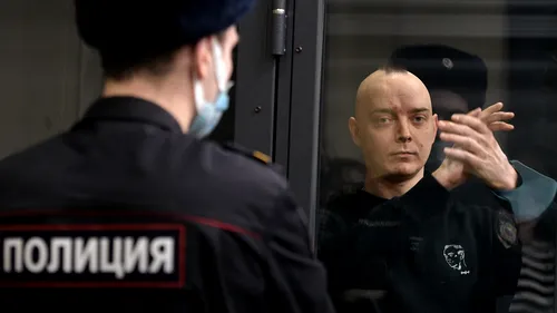 A început procesul fostului jurnalist rus Ivan Safronov, judecat pentru ”trădare de stat”: ”Repet și voi repeta, nu sunt vinovat”