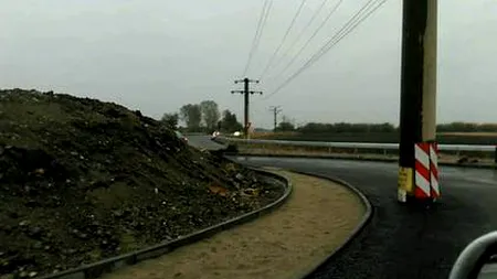 Caracal, record de gafe în materie de circulație. După stâlpul din sensul giratoriu, un nou obiect a fost descoperit în mijlocul drumului. FOTO