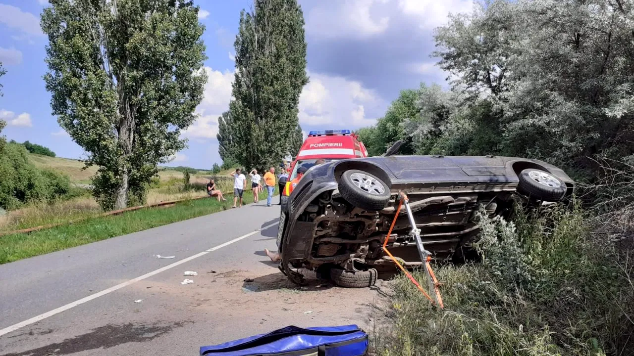 Un tânăr de 19 ani a murit, după ce mașina în care se afla s-a răsturnat pe un drum din Dolj. La volan era un prieten, de aceeași vârstă, care a pierdut controlul asupra direcției (FOTO)