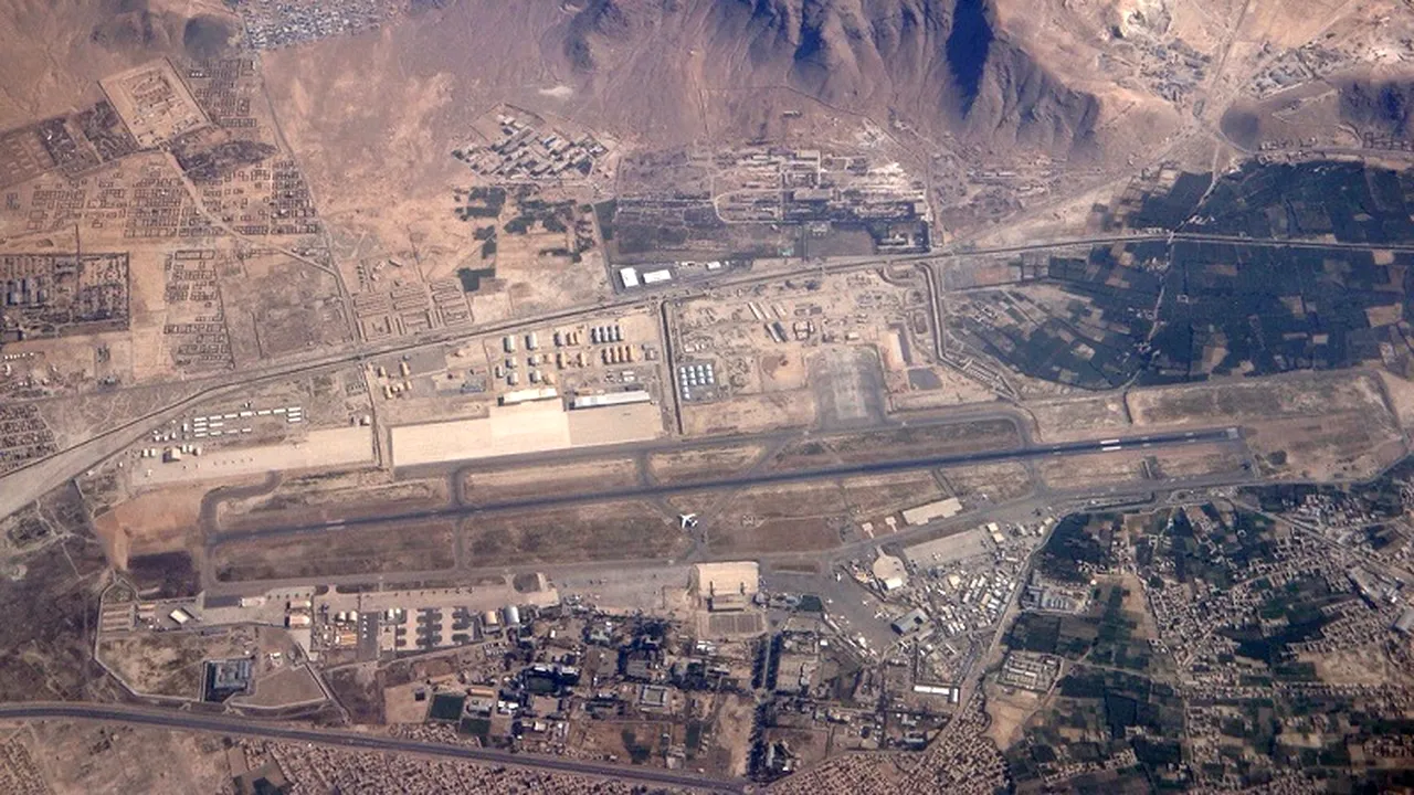 ULTIMA ORĂ. Atac sinucigaș în apropiere de aeroportul din Kabul
