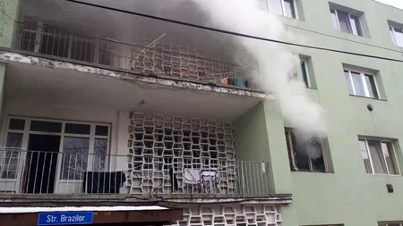 Incendiu puternic într-un bloc din Brașov. 13 persoane au fost evacuate. Două victime, în stare gravă
