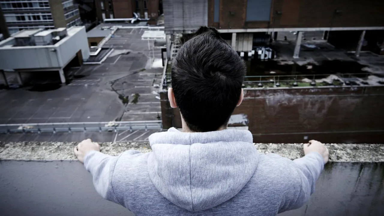 Și-a convins soțul, sora și copiii să se arunce de la etajul ȘAPTE! Femeia, adeptă a teoriilor conspiraționiste