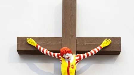 MCJESUS a generat un val de VIOLENȚE în Israel. Protestatarii, deranjați de imaginea clovnului Ronald McDonald CRUCIFICAT