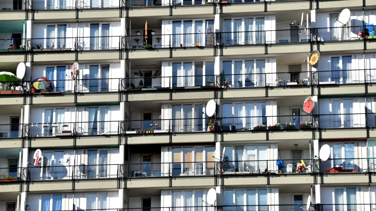 Dezvoltatorii imobiliari anunță că locuințele se vor scumpi cu cel puțin 30%. Economist: Unii încearcă să manipuleze consumatorii