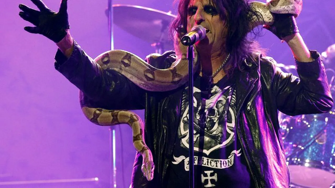 Alice Cooper, plimbare prin București. Cum arată rockerul în afara scenei