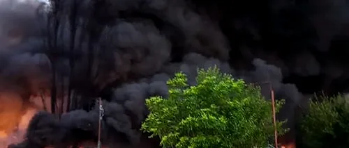 Incendiu puternic în Bihor. Un depozit de deşeuri din plastic a luat foc