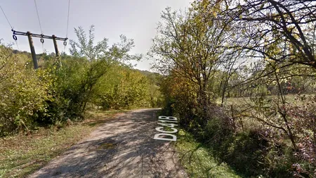 „PERLA României”, în paragină! Stațiunea care a ajuns pustie. Multe pensiuni s-au închis, iar drumurile sunt pline de „cratere”