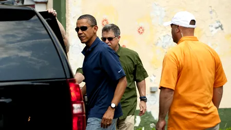 Președintele Barack Obama și un agent Secret Service, stropiți cu iaurt. 