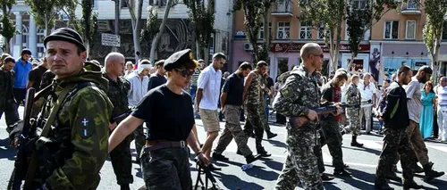 Imagini scandaloase: Militari ucraineni, duși într-un marș prin centrul orașului Donețk de separatiștii proruși