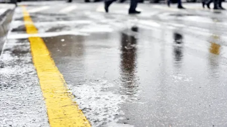 Mai multe drumuri din România, între care și o autostradă, sunt acoperite de polei. Județele afectate