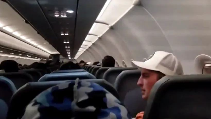 Motivul pentru care un pasager a fost legat cu bandă adezivă de scaunul avionului cu care zbura (VIDEO)