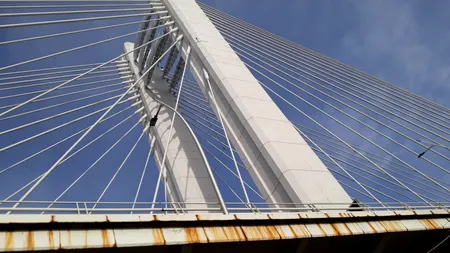 Pasajul Basarab, lăsat de izbeliște. Bucăți din tencuială au ajuns să cadă din el. Imaginile nepăsării, publicate de Gândul în 2011