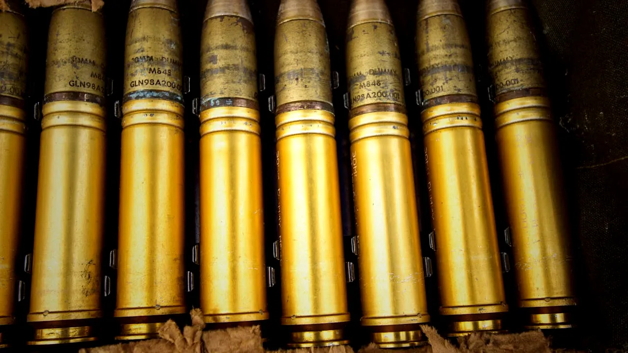 Un român beat a provocat mai multe EXPLOZII pe străzile unui oraș din Italia. Ce au descoperit carabinierii la domiciliul bărbatului