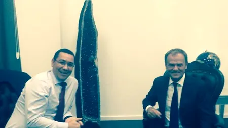 Ponta se pozează cu  președintele Consiliului European, Donald Tusk, după ședința PSD