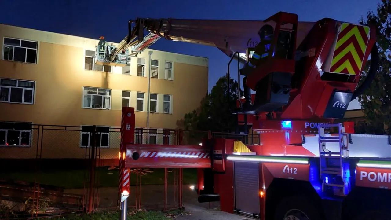 Incendiu la căminul unui liceu din județul Brașov, în care erau cazați mai mulți elevi. Pompierii au intervenit cu 5 autospeciale