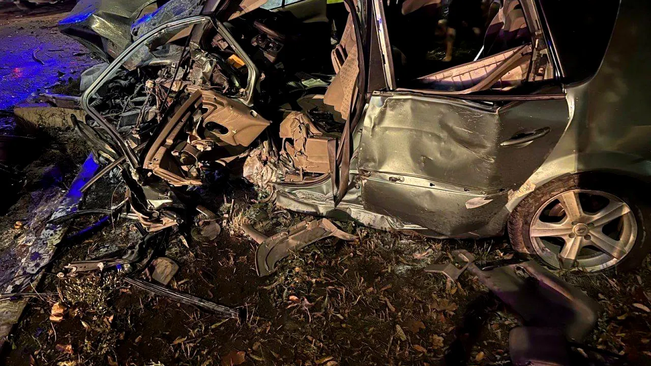 Un BMW intrat pe contrasens a spulberat mașina unei familii cu doi copii. O fetiță de 12 ani a murit pe loc, iar tatăl este în stare gravă