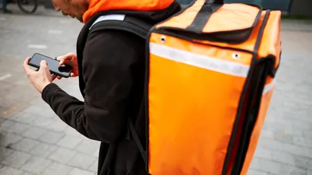 Un bărbat s-a deghizat în livrator de mâncare şi a intrat într-o locuinţă din Cluj-Napoca. Ce a furat