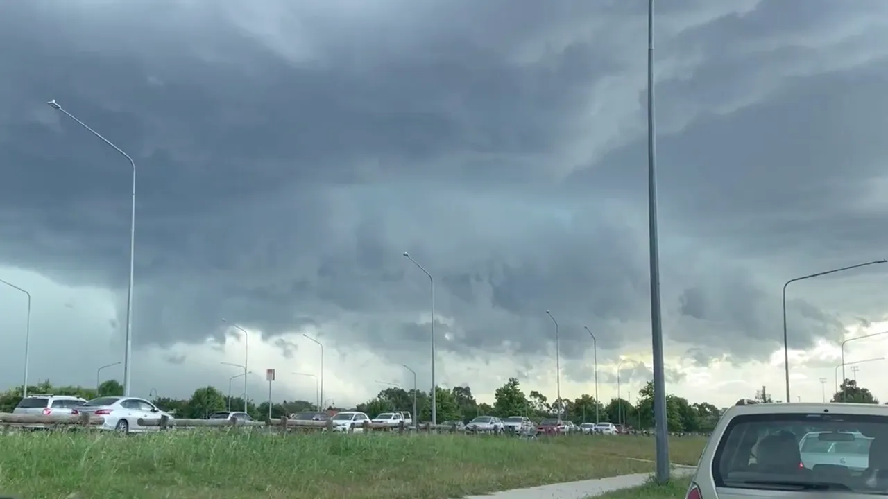 VIDEO | O furtună puternică a lovit capitala Australiei, mii de case au fost afectate de pene de curent