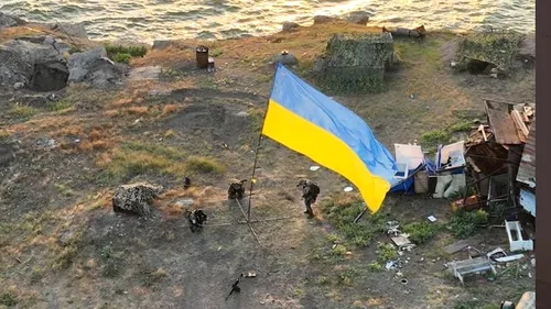 FOTO - VIDEO | Drapelul Ucrainei, arborat din nou pe Insula Șerpilor / Rusia spune că i-a ucis pe militarii ucraineni filmați ridicând steagul