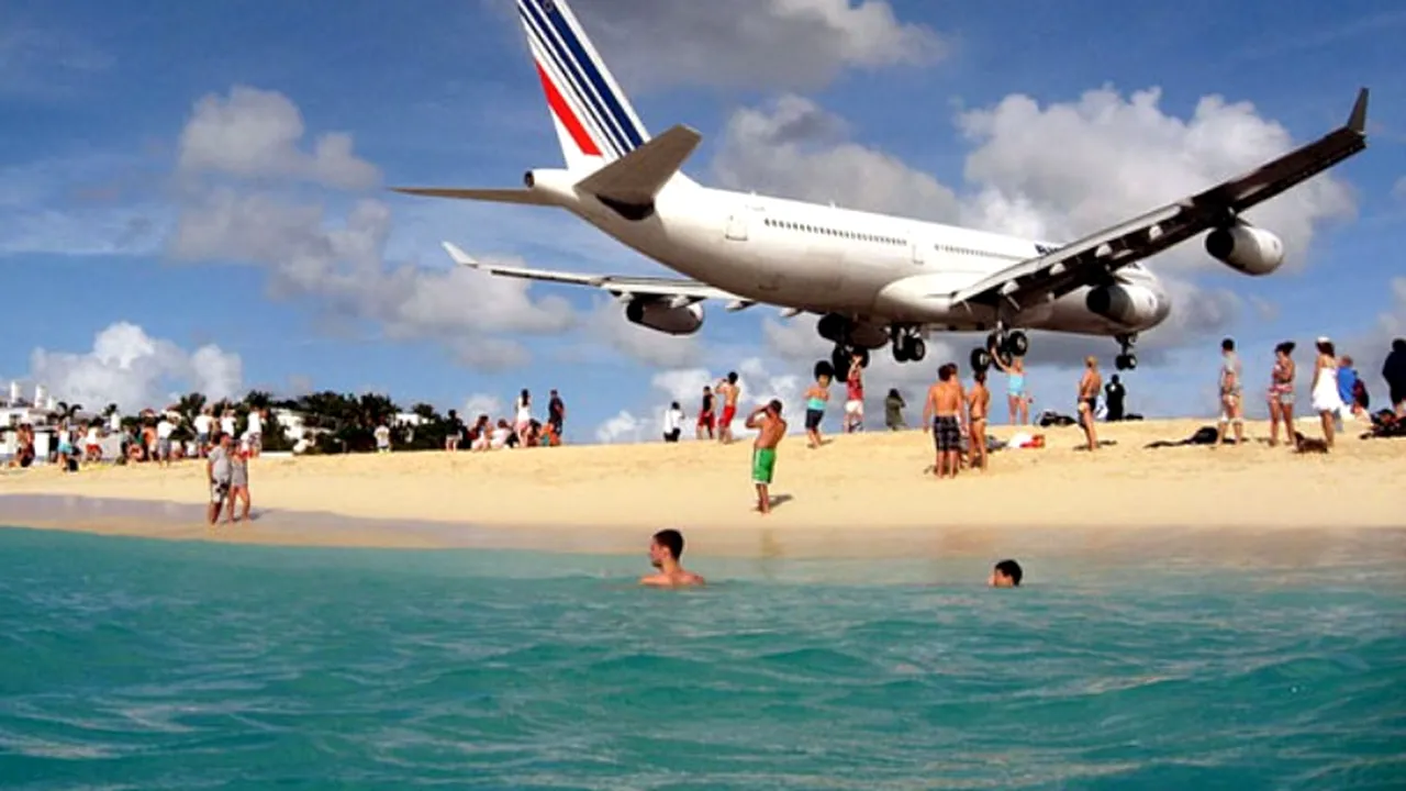 Locul în care avioanele aterizează peste capetele turiștilor afați la plajă