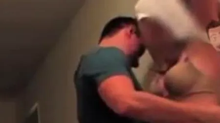 Și-a prins mama în pat cu cel mai bun prieten! Totul a fost filmat pe camera de supraveghere. REACȚIA lui e UIMITOARE!