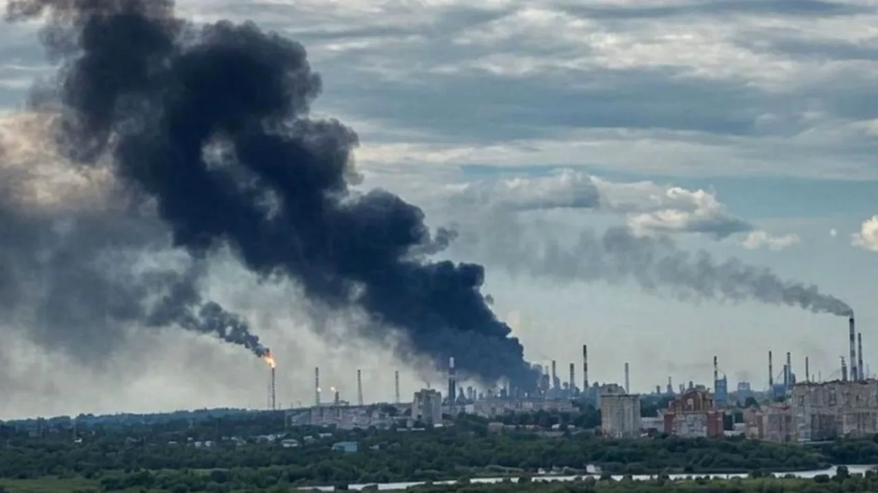 O rafinărie din Rusia, închisă complet după atacurile cu drone ale Ucrainei. Reparațiile ar putea dura până la șase luni