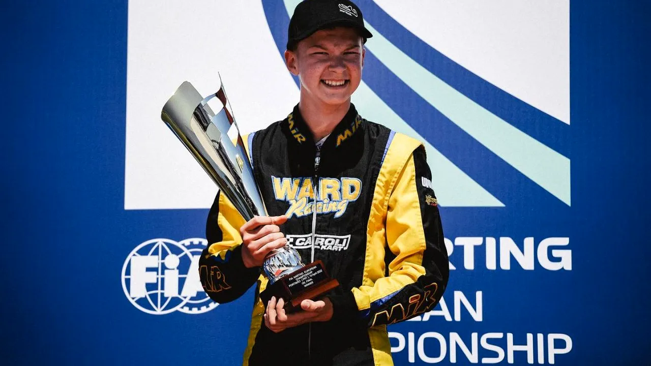 VIDEO | Gest controversat al unui pilot rus, în vârstă de 15 ani, după ce a câștigat o cursă de karting. Ce a făcut pe podiumul de premiere