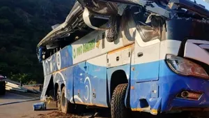 TRAGEDIE fără margini, după ce un autobuz s-a prăbușit într-o prăpastie. Cel puțin 40 de morți. Șoferul ar fi pierdut controlul volanului