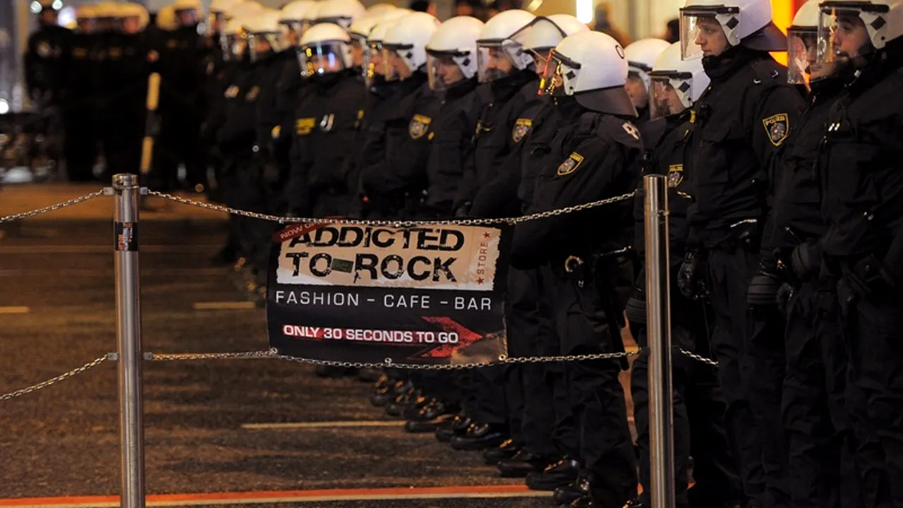 Șase polițiști răniți și 54 de manifestanți arestați în timpul balului extremei drepte de la Viena