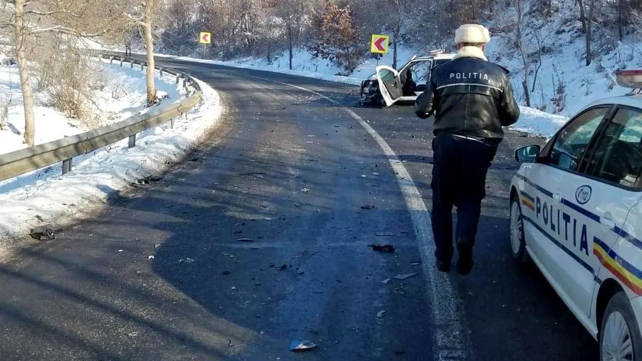 O mașină a Poliţiei a fost distrusă în urma unui accident rutier. Doi agenți au ajuns la spital