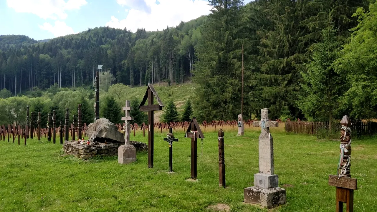 Instanță: Parcela românească din cimitirului militar din Valea Uzului a fost construită ilegal. Crucile trebuie îndepărtate