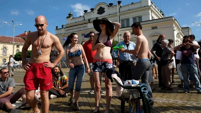 Manifestanți în costume de baie, cu prosoape și piscine gonflabile în fața Parlamentului bulgar