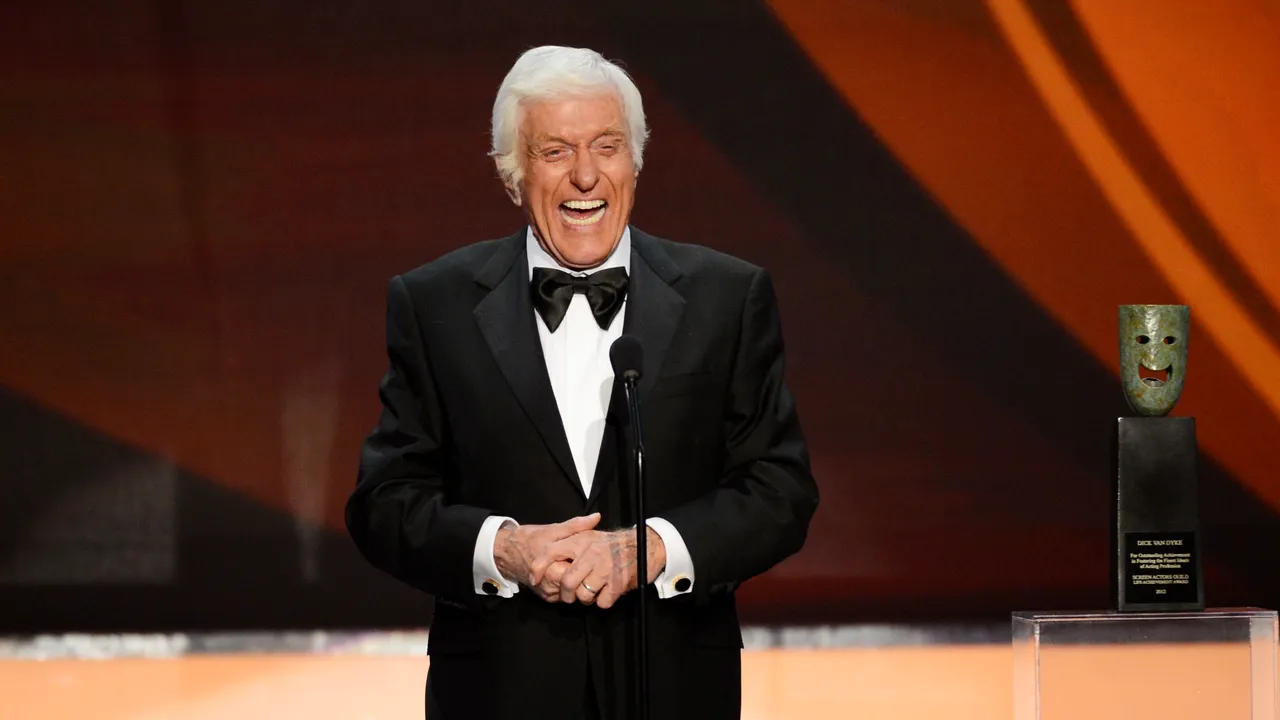 Actorul Dick Van Dyke, salvat în ultima clipă din automobilul său cuprins de flăcări, cu puțin timp înainte ca mașina să explodeze