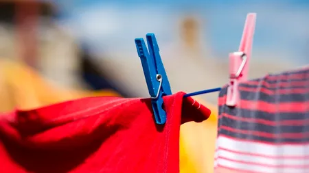 Tehnica JAPONEZĂ pentru a usca rapid rufele în casă. Iată cum scapi de umiditate și de mirosul „de aer închis” al hainelor