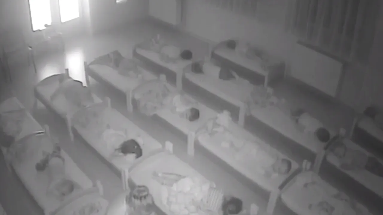 Copil de trei ani, bătut la creșă de o îngrijitoare. Conducerea, acuzată că a încercat să mușamalizeze cazul