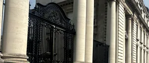 Un individ a lovit cu MAȘINA sediile unor instituții din Irlanda, inclusiv porțile de la reședințele președintelui și premierului