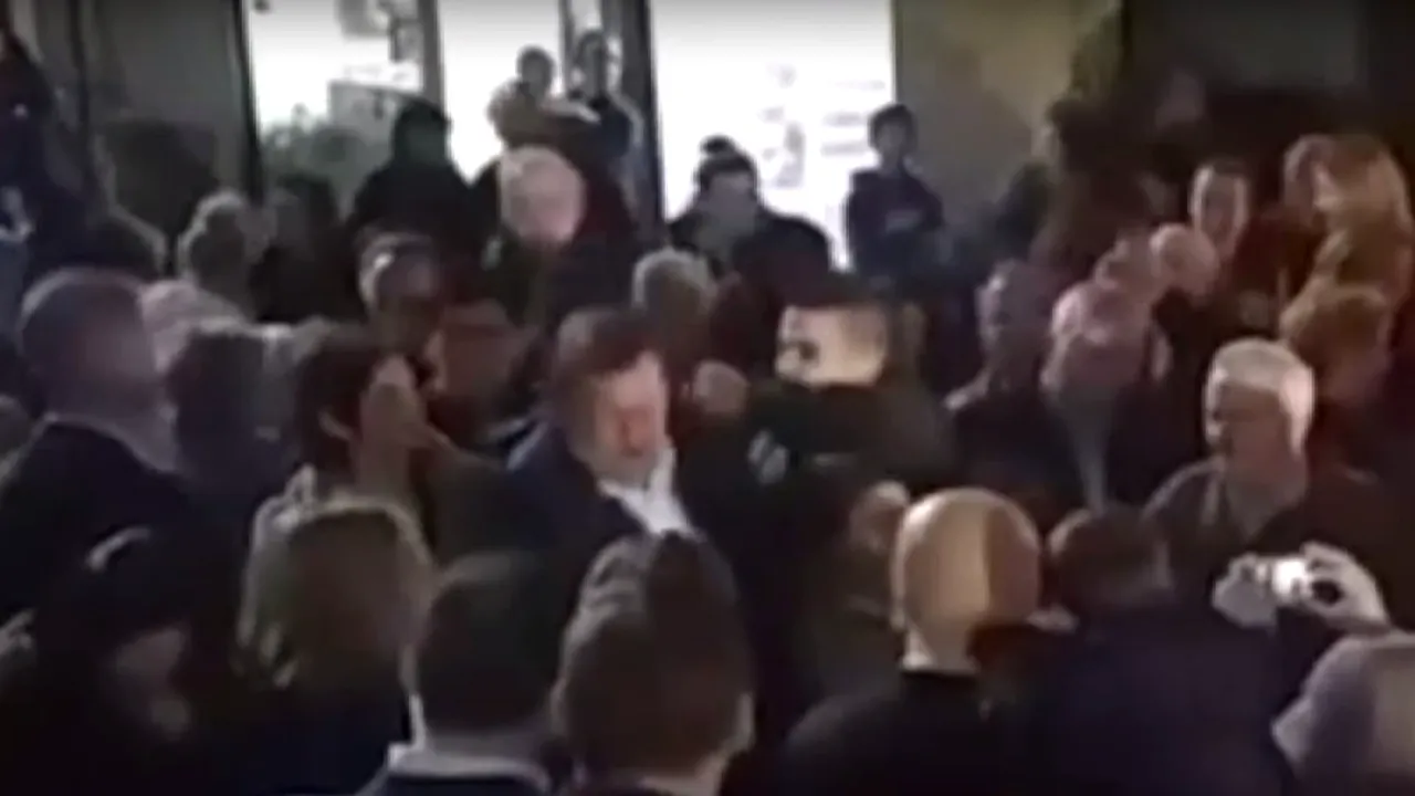 Premierul spaniol, lovit cu pumnul în față de un minor. VIDEO