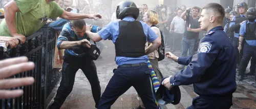 Violențe de stradă în Ucraina, după adoptarea proiectului privind autonomia regiunilor. Cel puțin 90 de răniți în confruntările din fața Parlamentului