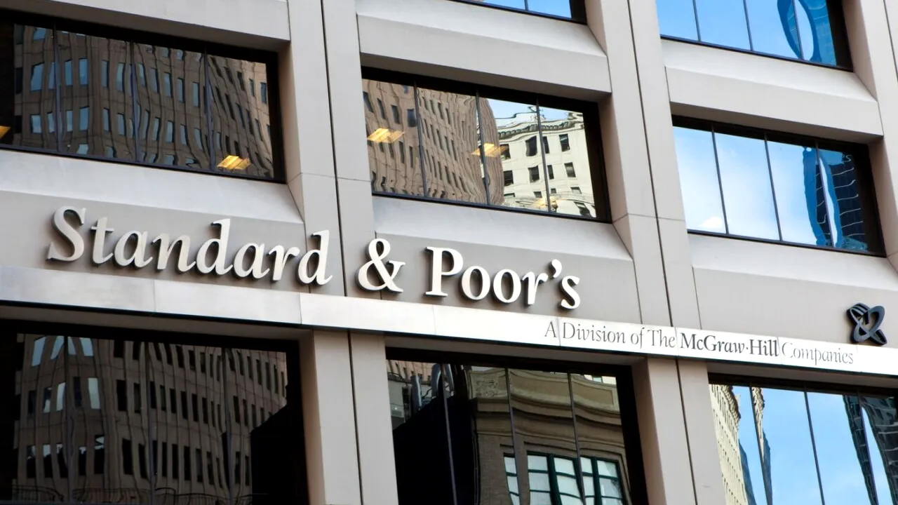 România este în continuare cu un picior în groapă. Agenția de rating S&P ne ține pe ultima treaptă din categoria recomandată investitorilor, dar nu ne aruncă înca în JUNK