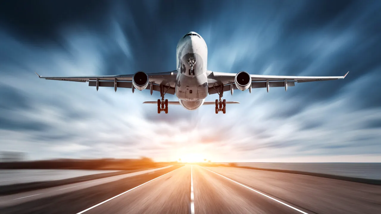 Șeful unei companii aeriene cere interzicerea alcoolului în aeroporturi pentru pasageri, într-o anumită perioadă a zilei: „Devine o problemă reală”