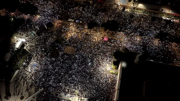 Mii și mii de israelieni au protestat împotriva guvernului Netanyahu la Tel Aviv. Cetățenii au cerut schimbări majore în conducerea țării, cu doar câteva zile înainte de alegeri