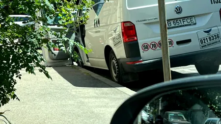VIDEO | O camionetă de curierat a căzut într-o groapă formată în carosabil, în zona Capitale din București. Ce măsuri au luat pompierii