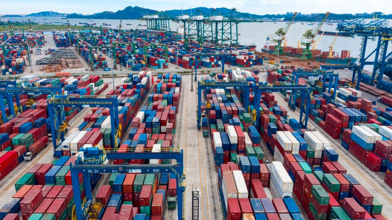 Noile focare de coronavirus din porturile Chinei ar putea afecta transportul naval mai mult decât blocarea Canalului Suez. Situația din America