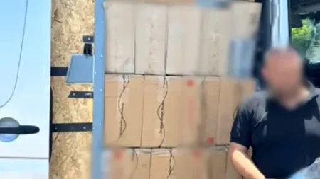 VIDEO Doi bărbați, reținuți de polițiștii Capitalei pentru contrabandă cu țigarete. Prejudiciul depășește 200.000 de euro