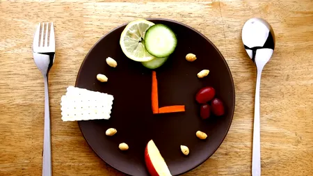 La ce oră EXACTĂ trebuie să iei micul-dejun și cina ca să scapi de burtă